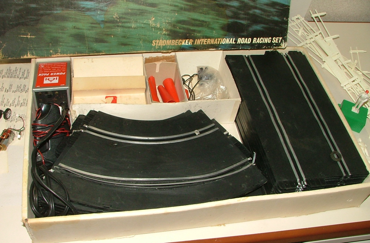  1960'S STROMBECKER INTERNATIONAL ROAD RACING SLOT CAR SET 1/32 SCALE