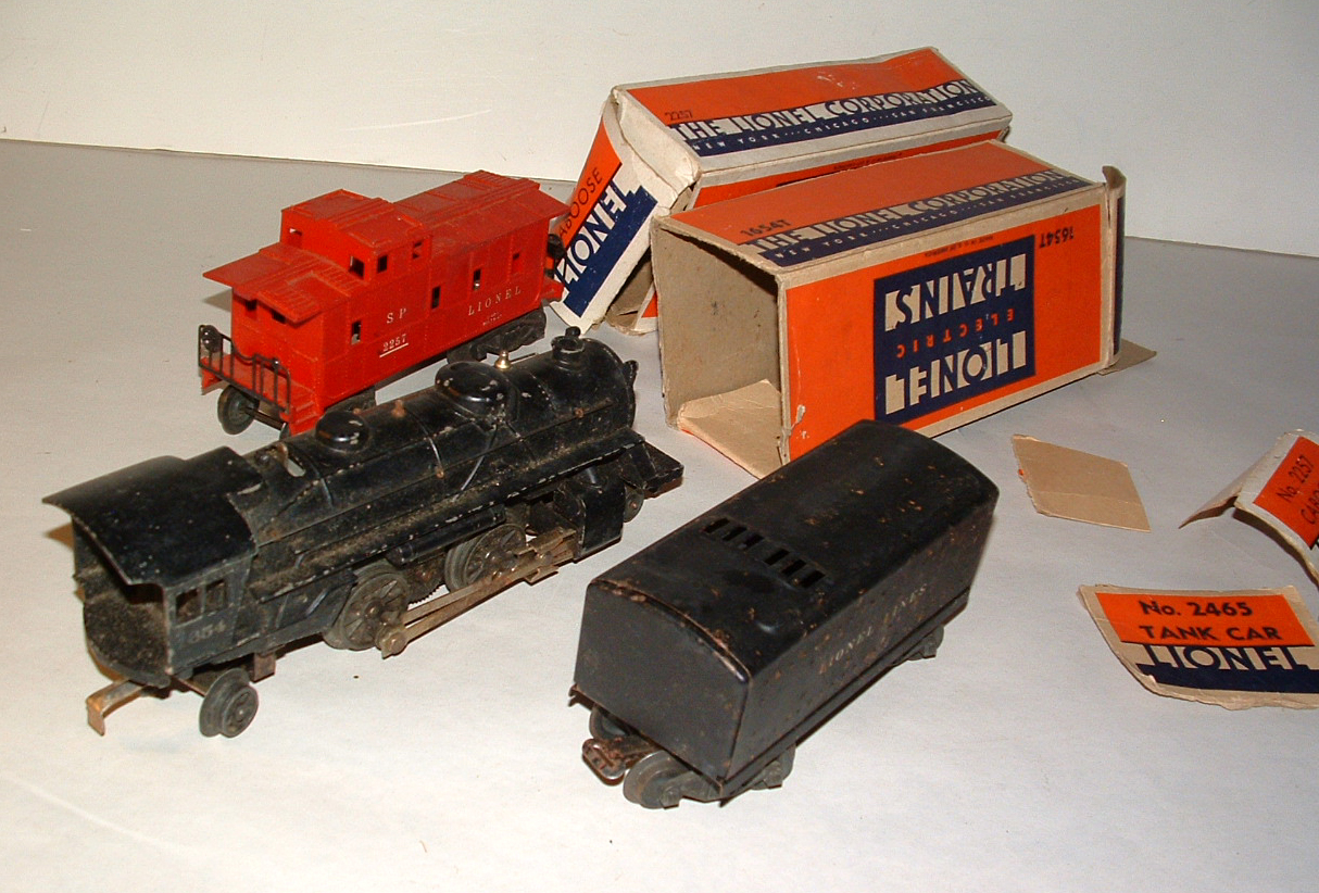 1950s LIONEL TRAIN SET WITH 1654 ENGINE